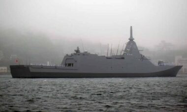 Japão integra nona fragata da classe Mogami à sua frota naval