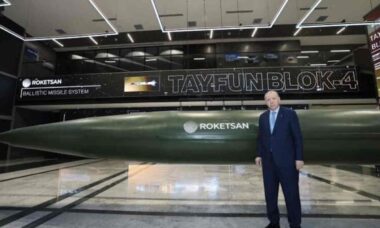 Turquia revela o TAYFUN Block 4, seu maior e mais rápido míssil balístico