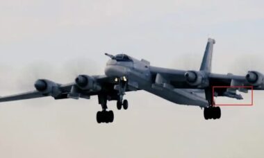 Bombardeiro russo Tu-95MS com míssil Kh-101 ALCM é visto voando sobre o Círculo Polar Ártico
