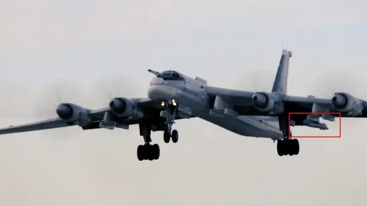 Russischer Tu-95MS-Bomber mit Kh-101 ALCM-Rakete beim Flug über dem Polarkreis gesichtet