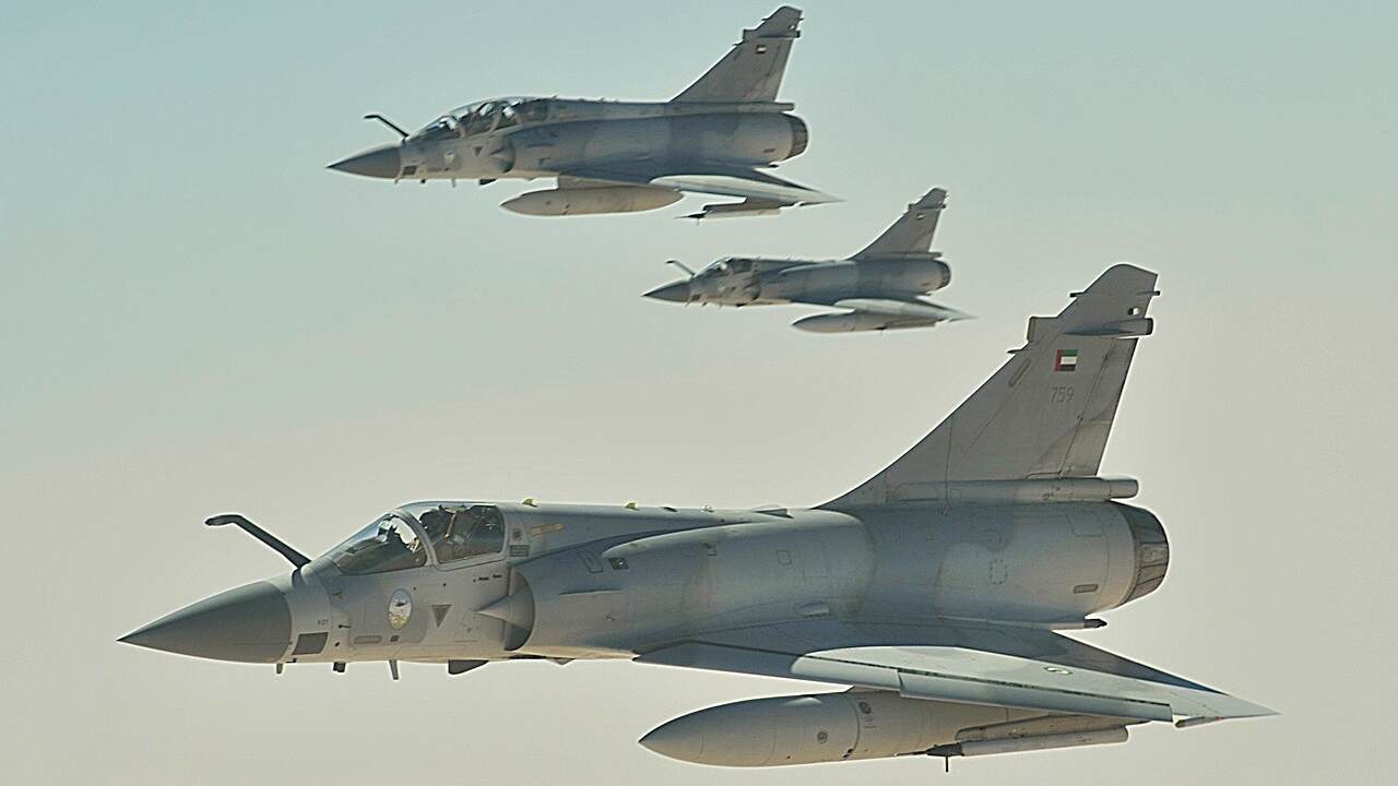 Força Aérea dos Emirados Árabes Unidos ataca refinaria de petróleo em ilha no Irã