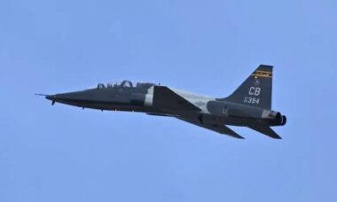 Jato de treinamento da Força Aérea dos EUA sofre acidente e cai no Alabama