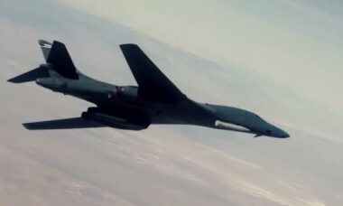 AGM-183 ARRW é visto em bombardeiro B-1B pela primeira vez