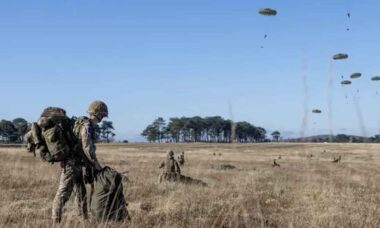 Paraquedistas britânicos testam tecnologia de combate a drones durante exercício na Lituânia