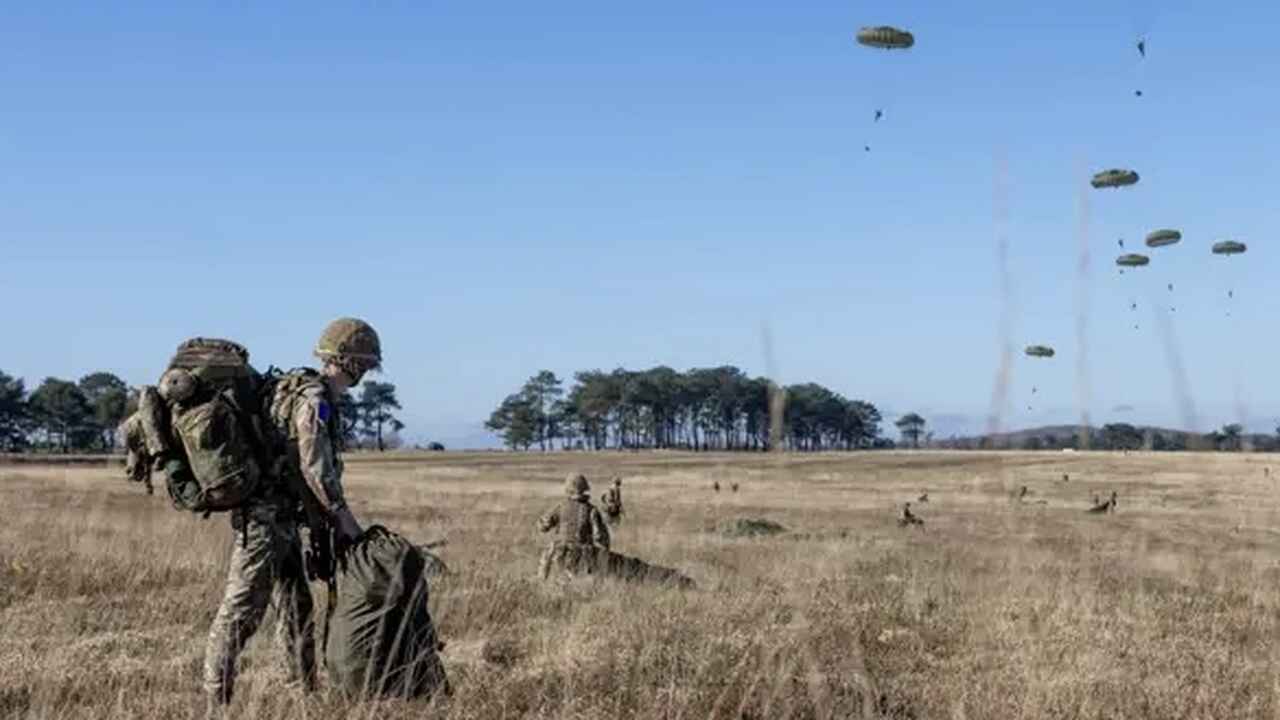 Paraquedistas britânicos testam tecnologia de combate a drones durante exercício na Lituânia