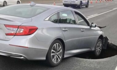 Buraco de 3 metros engole carro e fecha pistas em rodovia de Nova York