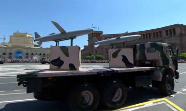 Armênia apresenta drone interceptador a jato desenvolvido localmente em desfile militar (Foto: Armenia’s Minister of Defense)