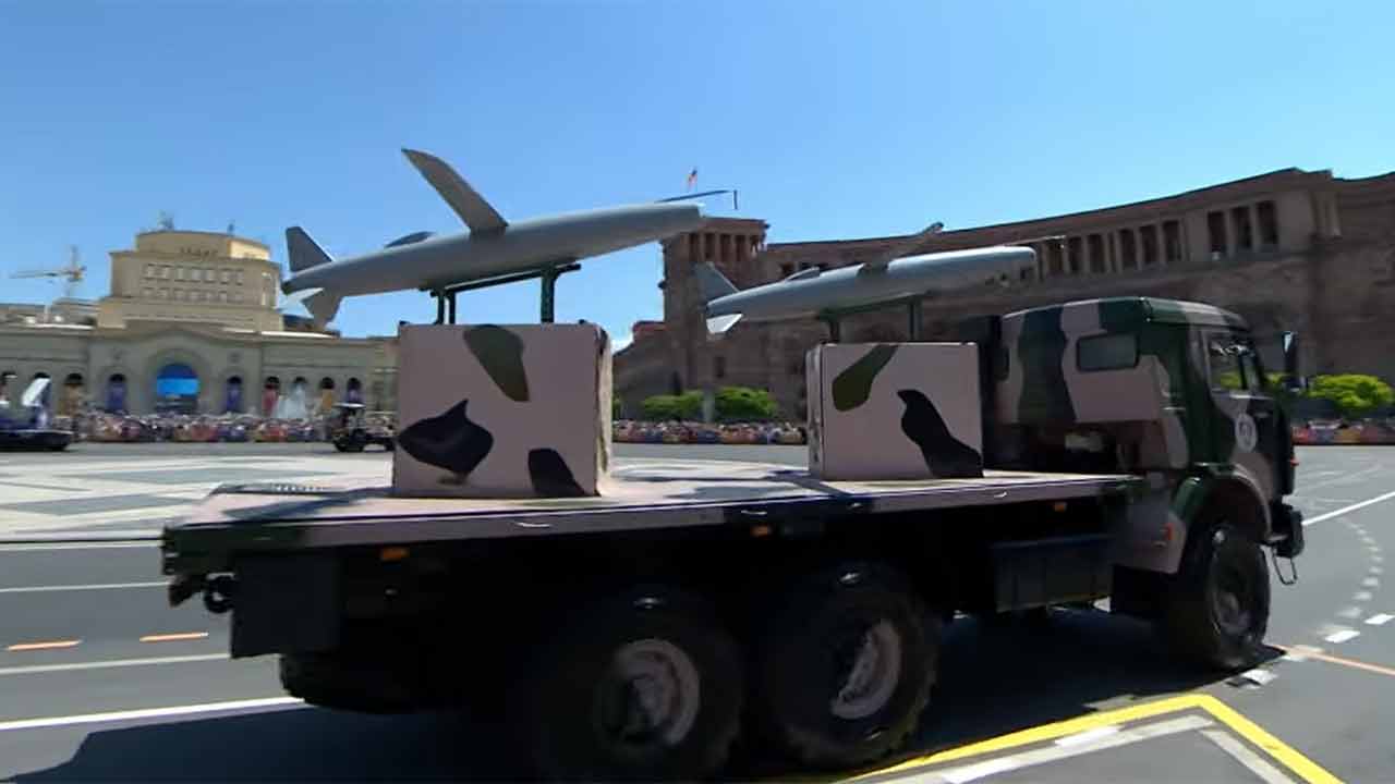L'Armenia presenta un drone intercettore a reazione sviluppato localmente durante una parata militare (Foto: Ministero della Difesa dell'Armenia)