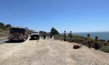Homem morre após carro despencar de penhasco de 150 metros na Califórnia (Foto: CAL FIRE CZU San Mateo-Santa Cruz Unit/Facebook)