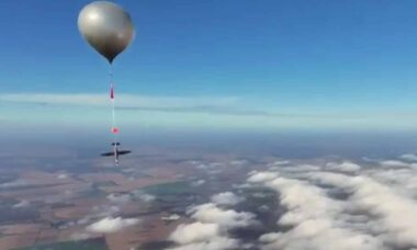 Ucrânia testa drone Hornet lançado de balão aerostático. X @front_ukrainian
