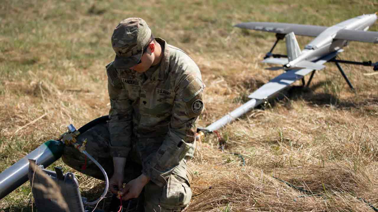 USA tar i bruk Hornet-kamikazedroner brukt av Ukraina i kamp mot Russland (X @DylanMalyasov)