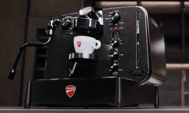 Ducati lança máquina de espresso de fibra de carbono por US$ 3 mil