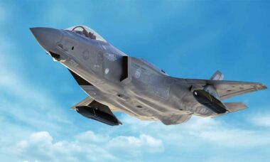 Integração dos mísseis JASSM e LRASM nas asas do F-35. Foto: Lockheed Martin