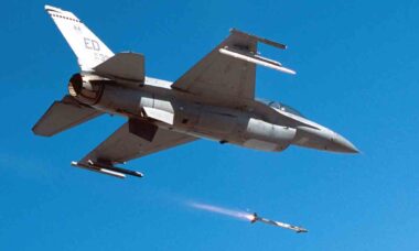 Míssil AIM-9X disparado por um F-16. Foto Ilustrativa: USAF