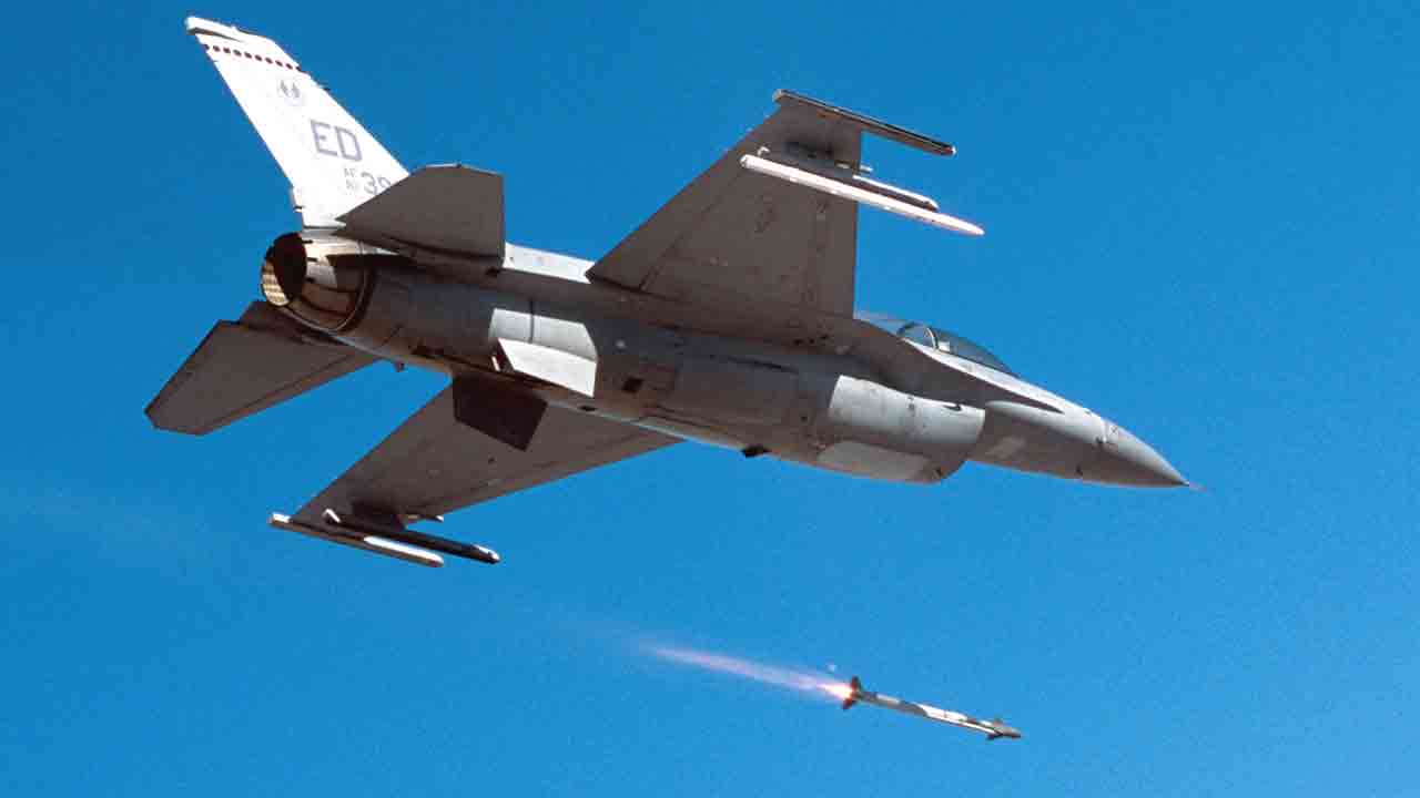 Rudal AIM-9X ditembakkan oleh F-16. Foto ilustrasi: USAF