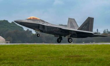 EUA enviam caças F-22 Raptor ao Japão em reforço militar no Pacífico (X @USFJ_J)