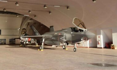 Itália exibe F-35B em hangar histórico da Segunda Guerra Mundial. X @ItalianAirForce