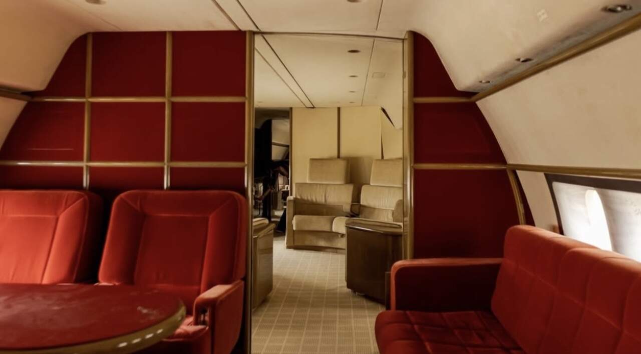 Penjelajah urban mengungkap bagian dalam jet terbengkalai milik Jeffrey Epstein