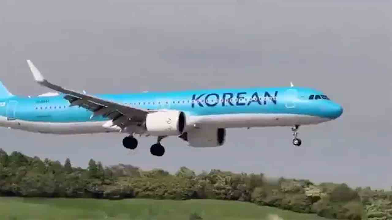 A Korean Air repülőgépe majdnem lezuhant erős szélben történő leszállás közben Tokióban. Fotó: X @nabilajamal_