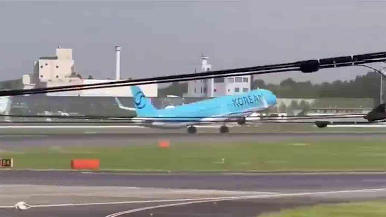 A Korean Air repülőgépe majdnem lezuhant erős szélben történő leszállás közben Tokióban. Fotó: X @nabilajamal_