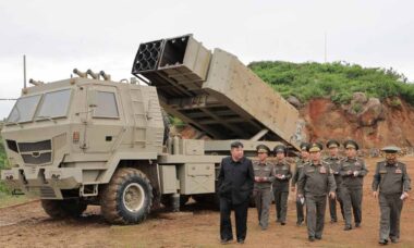 Coreia do Norte revela lançador móvel de foguetes semelhante ao HIMARS (Foto: KNCA)