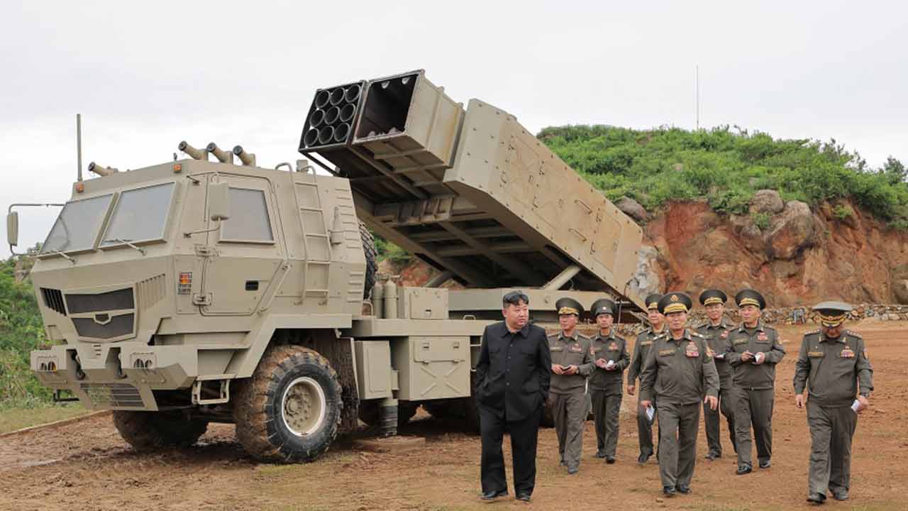 La Corea del Nord svela un lanciarazzi mobile simile all’HIMARS (Foto: KNCA)