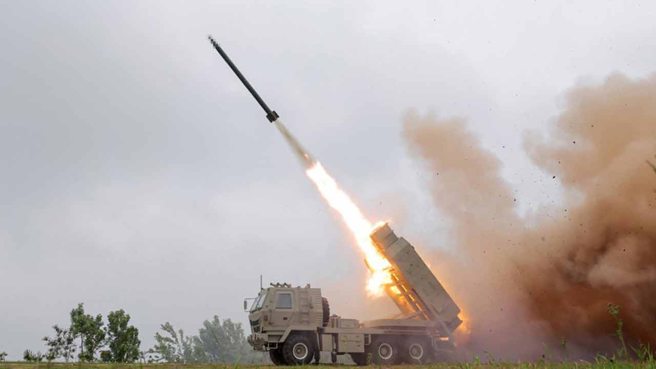 La Corea del Nord svela un lanciarazzi mobile simile all’HIMARS (Foto: KNCA)