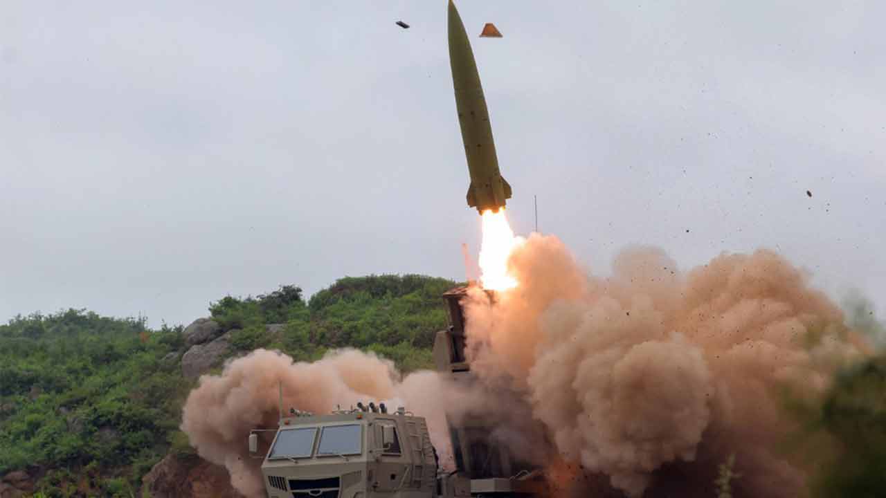 La Corea del Nord svela un lanciarazzi mobile simile all’HIMARS (Foto: KNCA)