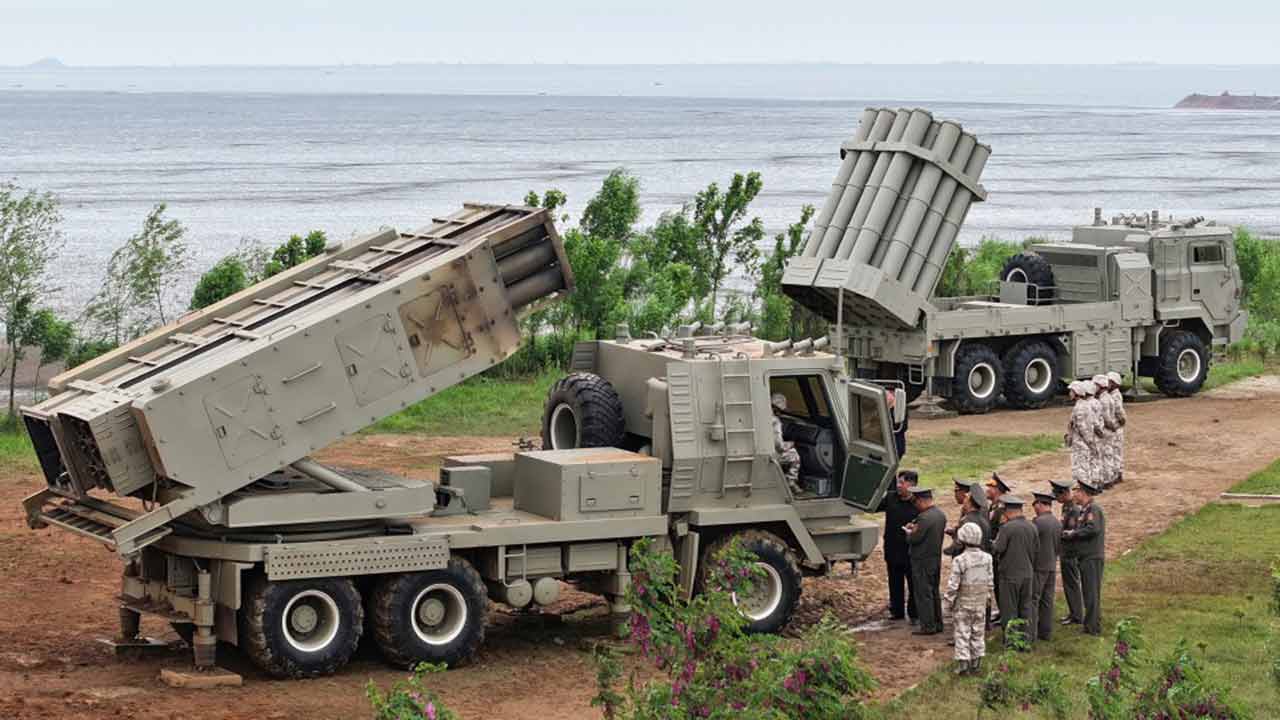 La Corea del Nord svela un lanciarazzi mobile simile all’HIMARS (Foto: KNCA)