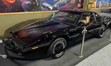 Veículo de Knight Rider é multado em Nova York apesar de estar parado em museu. Foto: X @volomuseum