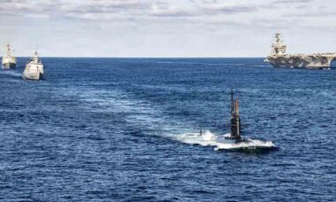Submarino brasileiro aparece em formação histórica com porta-aviões dos EUA. Foto: U.S. Navy, X @USNavy