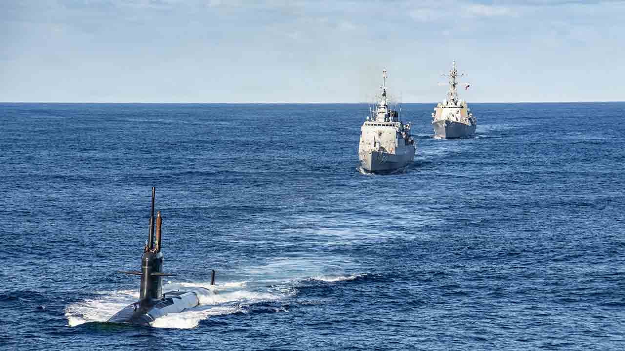 Brazilian submarine appears in historic formation with U.S. aircraft carrier. Photo: U.S. Navy, X @USNavy