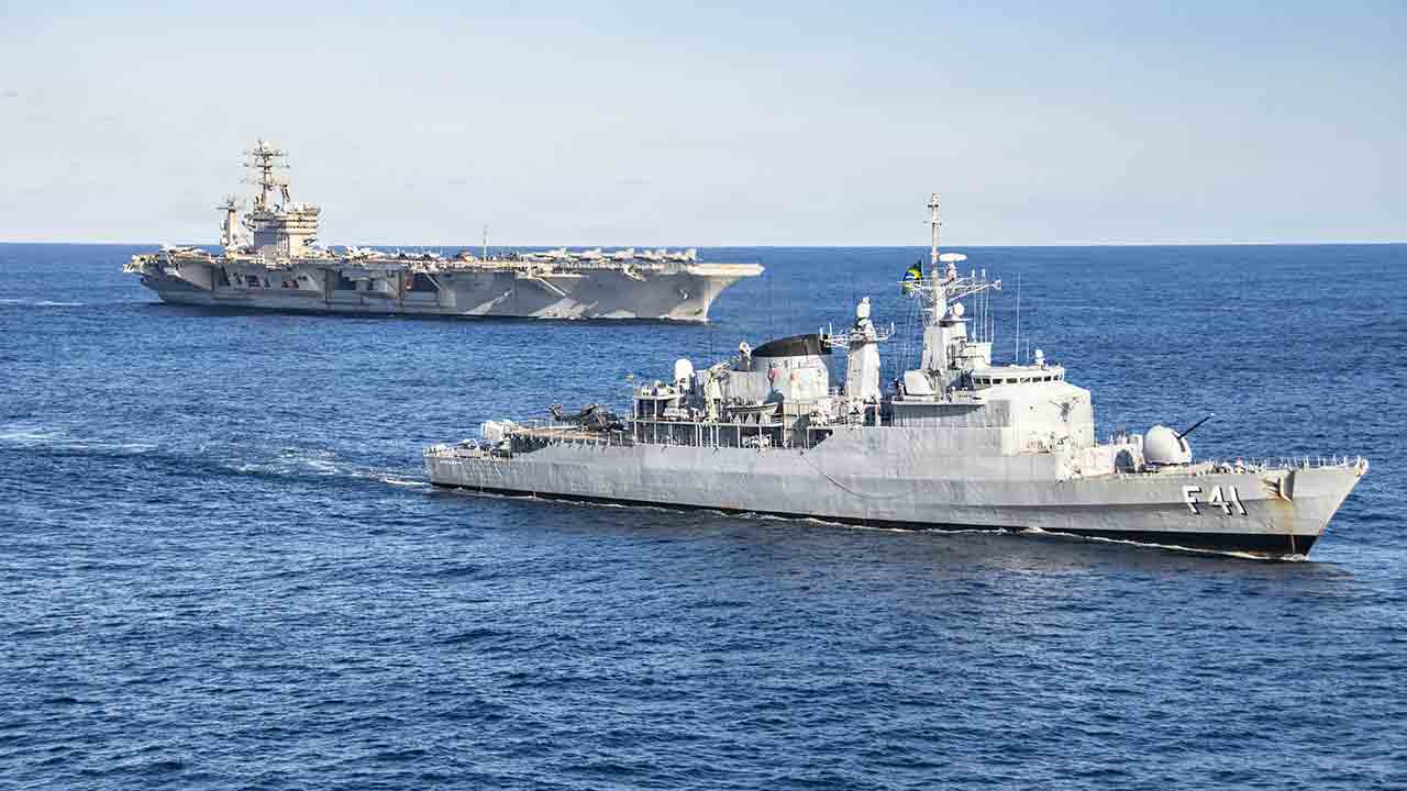 Brazilian submarine appears in historic formation with U.S. aircraft carrier. Photo: U.S. Navy, X @USNavy