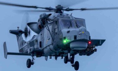 Míssil Martlet em helicópteros Wildcat. Fotos: 815 Naval Air Squadron X @815NAS