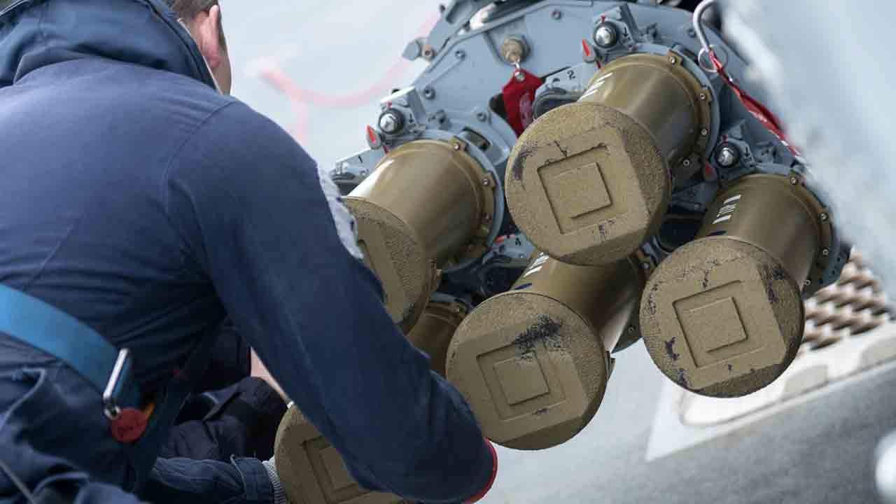 Míssil Martlet em helicópteros Wildcat. Fotos: 815 Naval Air Squadron X @815NAS