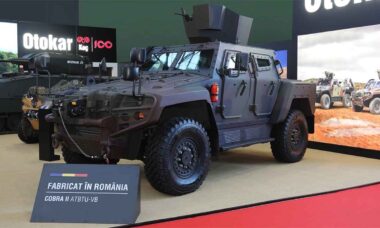 Romênia revela primeiro blindado Cobra II produzido no país (X @OtokarGlobal)