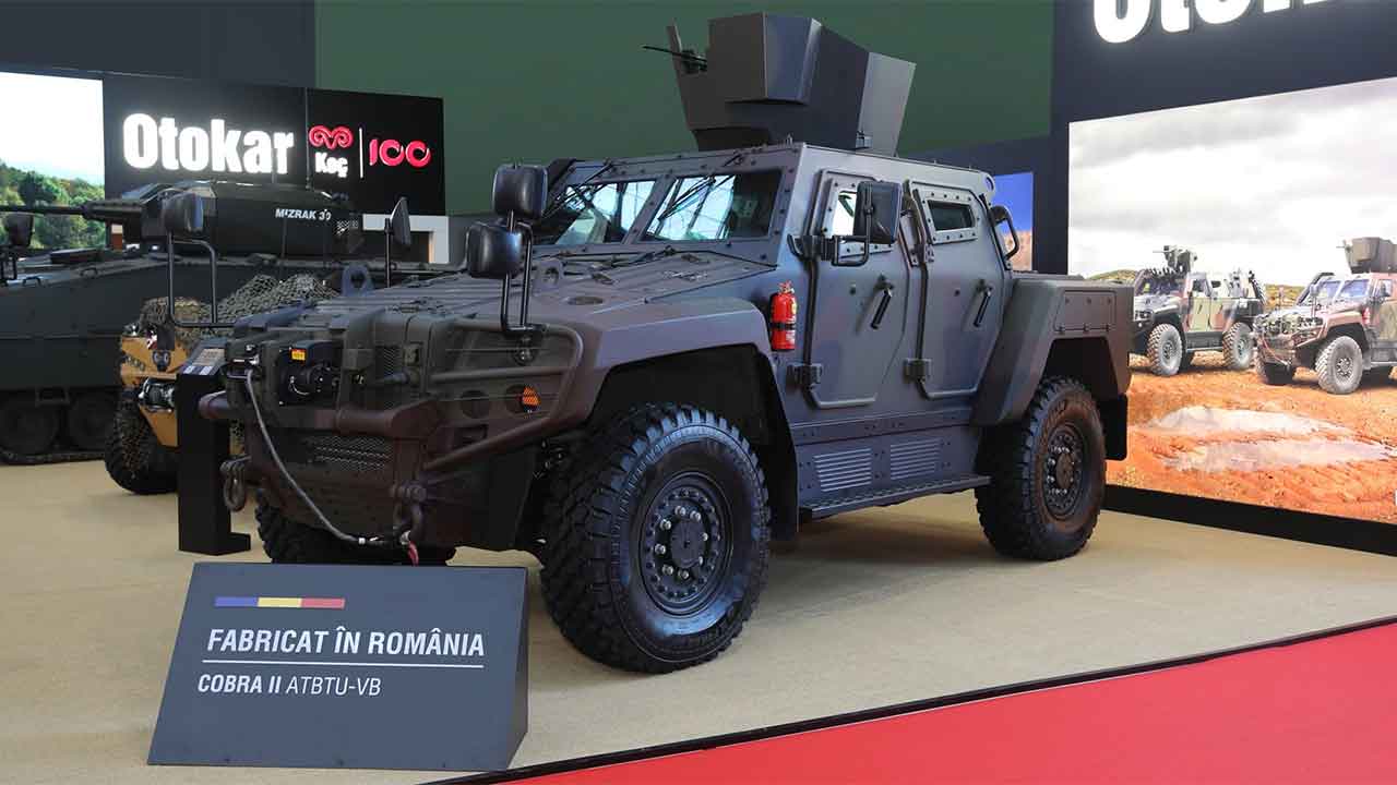 La Roumanie dévoile le premier blindé Cobra II produit dans le pays (X @OtokarGlobal)