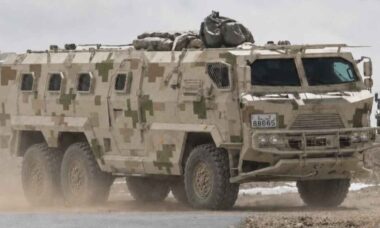 China revela ônibus blindado para operações militares em grandes altitudes