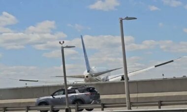 Vídeo mostra colisão de avião com poste de luz durante pouso nos EUA