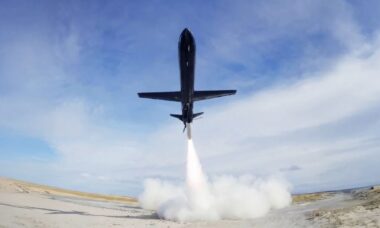 Empresa britânica testa drone SkyLance para ataques de longo alcance