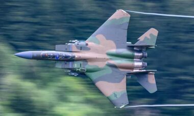 F-15E ganha pintura camuflada para marcar os 40 anos do ataque na Líbia