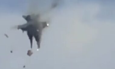 Vídeo mostra colisão entre caças da Marinha dos EUA durante show aéreo