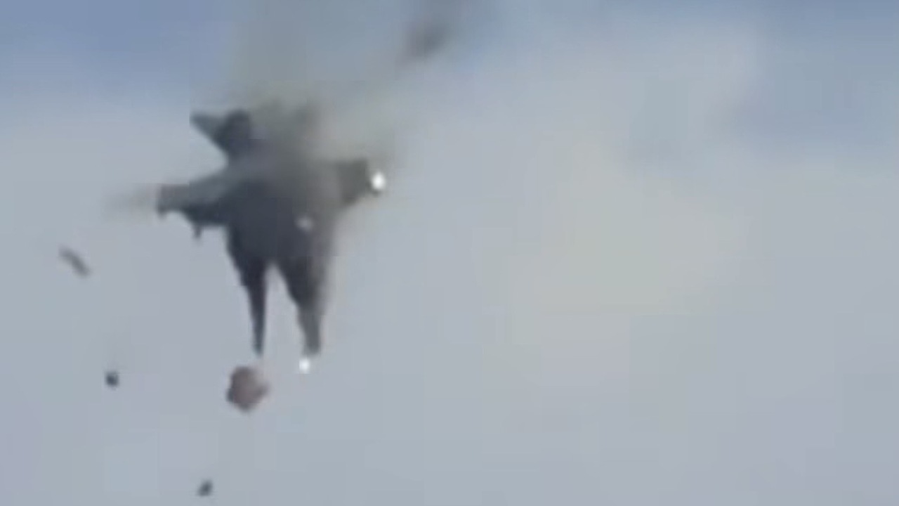 Vídeo mostra colisão entre caças da Marinha dos EUA durante show aéreo