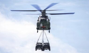 Exército dos EUA transporta dois ISVs de uma só vez em helicóptero Chinook