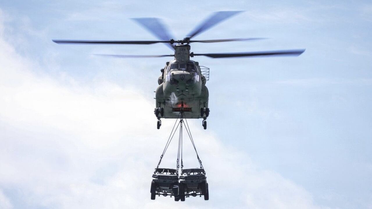 Exército dos EUA transporta dois ISVs de uma só vez em helicóptero Chinook