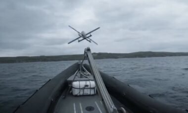 Helsing testa lançamento do drone HX-2 de navio na costa do Reino Unido