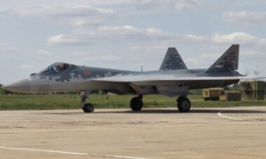 Rússia desenvolve nova versão de dois lugares do caça Su-57 Felon