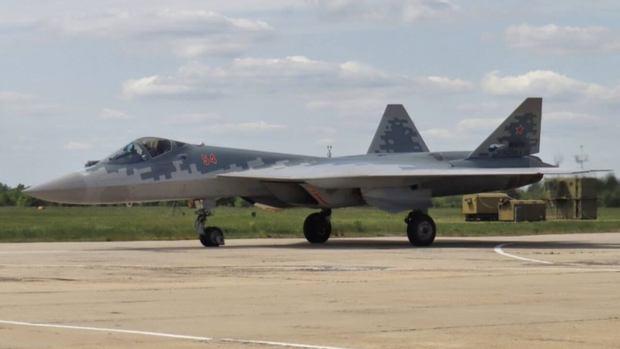 Rússia desenvolve nova versão de dois lugares do caça Su-57 Felon