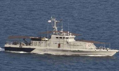 Gaiola antidrone é vista em barco de patrulha da Rússia