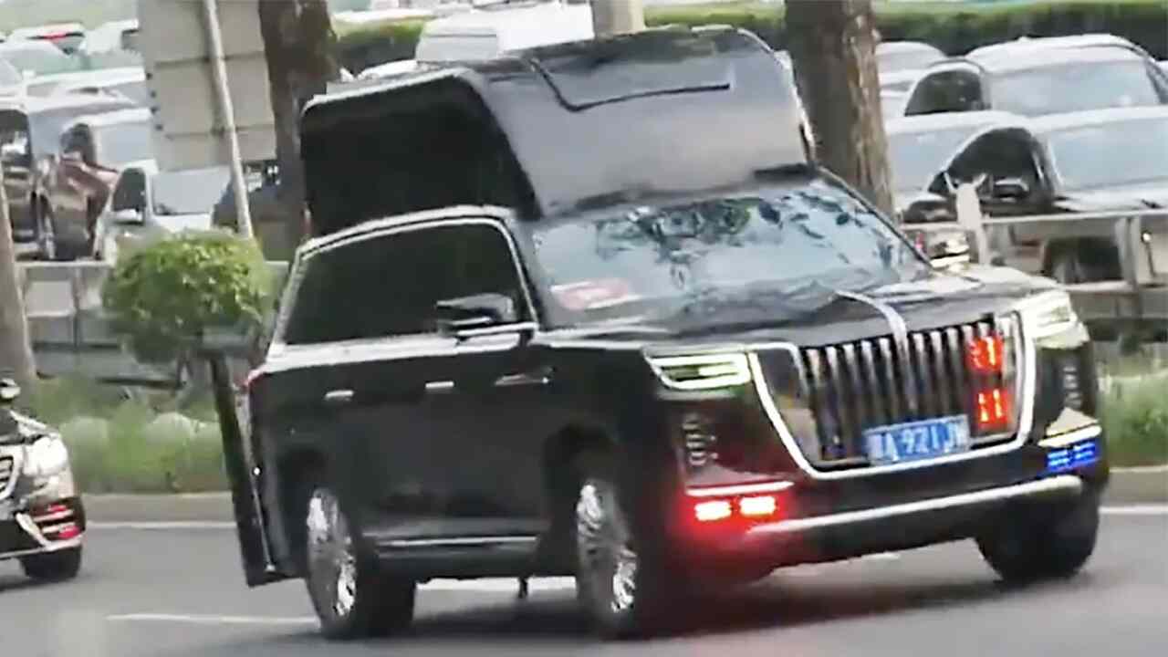 Uidentificeret kinesisk SUV dukker op i Donald Trumps konvoj i Beijing